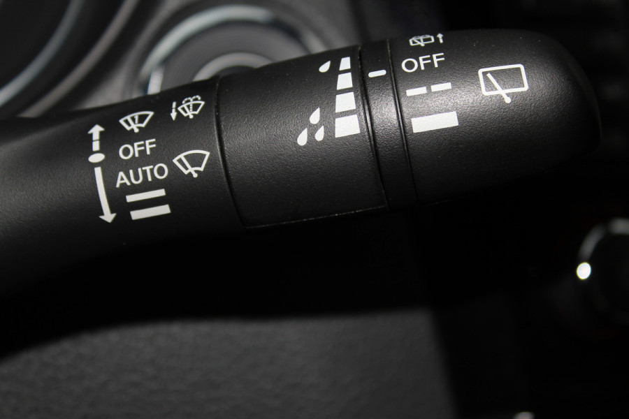 Nissan QASHQAI 1.2-115pk Tekna. Erg nette, luxe en betrouwbare hoogzitter ! Autm. airco, cruise control, 360gr camera, trekhaak, privacy glass, LM wielen, panoramadak, metallic lak, elektr. verstelb. best. stoel,  telefoonvoorb., navigatie, LED verlichting etc.