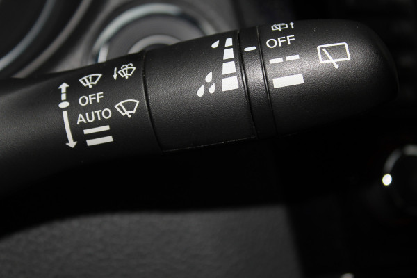 Nissan QASHQAI 1.2-115pk Tekna. Erg nette, luxe en betrouwbare hoogzitter ! Autm. airco, cruise control, 360gr camera, trekhaak, privacy glass, LM wielen, panoramadak, metallic lak, elektr. verstelb. best. stoel,  telefoonvoorb., navigatie, LED verlichting etc.