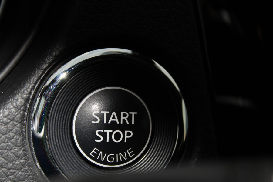 Nissan QASHQAI 1.2-115pk Tekna. Erg nette, luxe en betrouwbare hoogzitter ! Autm. airco, cruise control, 360gr camera, trekhaak, privacy glass, LM wielen, panoramadak, metallic lak, elektr. verstelb. best. stoel,  telefoonvoorb., navigatie, LED verlichting etc.