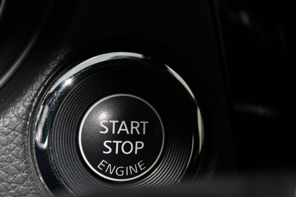 Nissan QASHQAI 1.2-115pk Tekna. Erg nette, luxe en betrouwbare hoogzitter ! Autm. airco, cruise control, 360gr camera, trekhaak, privacy glass, LM wielen, panoramadak, metallic lak, elektr. verstelb. best. stoel,  telefoonvoorb., navigatie, LED verlichting etc.