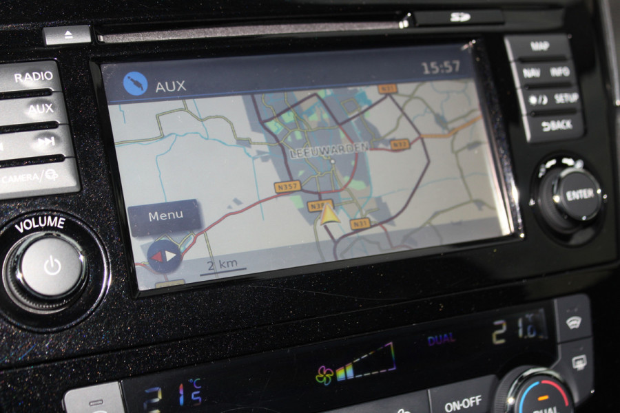 Nissan QASHQAI 1.2-115pk Tekna. Erg nette, luxe en betrouwbare hoogzitter ! Autm. airco, cruise control, 360gr camera, trekhaak, privacy glass, LM wielen, panoramadak, metallic lak, elektr. verstelb. best. stoel,  telefoonvoorb., navigatie, LED verlichting etc.