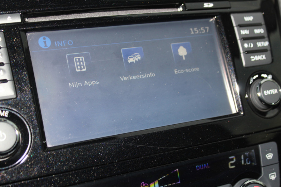 Nissan QASHQAI 1.2-115pk Tekna. Erg nette, luxe en betrouwbare hoogzitter ! Autm. airco, cruise control, 360gr camera, trekhaak, privacy glass, LM wielen, panoramadak, metallic lak, elektr. verstelb. best. stoel,  telefoonvoorb., navigatie, LED verlichting etc.