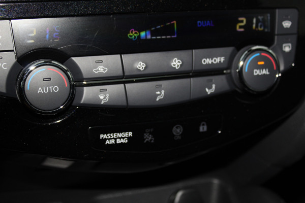 Nissan QASHQAI 1.2-115pk Tekna. Erg nette, luxe en betrouwbare hoogzitter ! Autm. airco, cruise control, 360gr camera, trekhaak, privacy glass, LM wielen, panoramadak, metallic lak, elektr. verstelb. best. stoel,  telefoonvoorb., navigatie, LED verlichting etc.