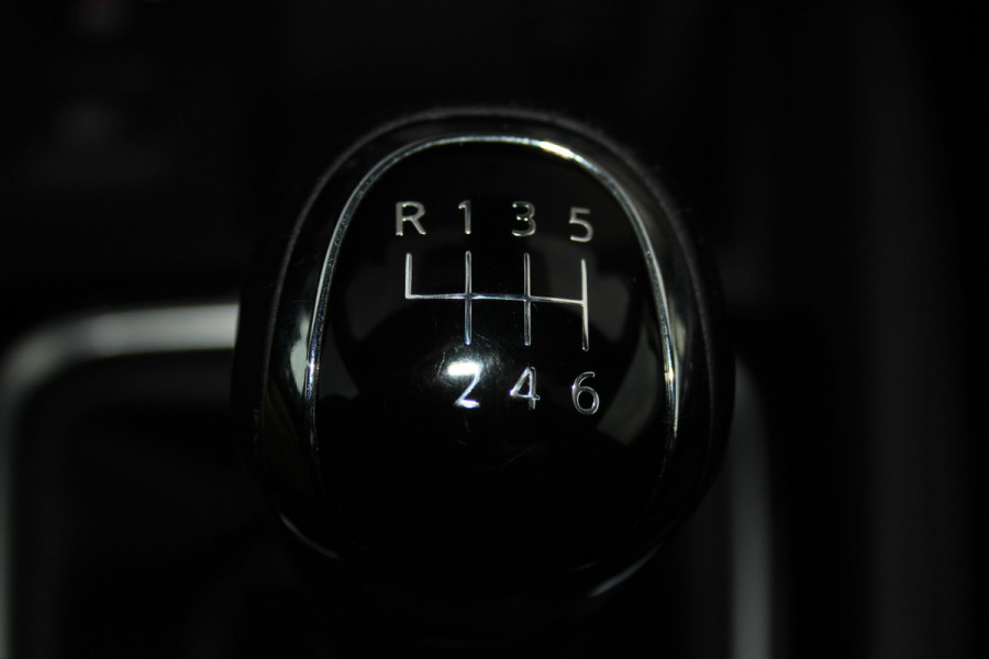 Nissan QASHQAI 1.2-115pk Tekna. Erg nette, luxe en betrouwbare hoogzitter ! Autm. airco, cruise control, 360gr camera, trekhaak, privacy glass, LM wielen, panoramadak, metallic lak, elektr. verstelb. best. stoel,  telefoonvoorb., navigatie, LED verlichting etc.