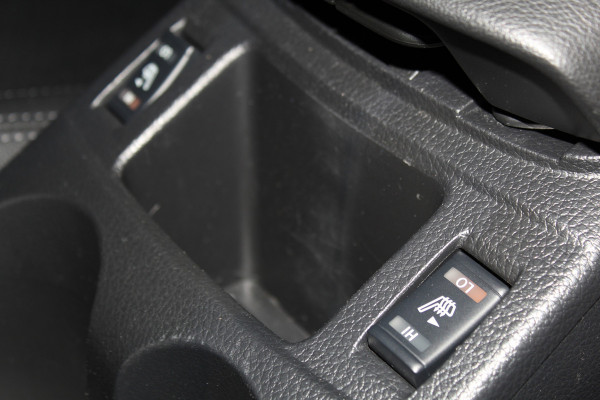 Nissan QASHQAI 1.2-115pk Tekna. Erg nette, luxe en betrouwbare hoogzitter ! Autm. airco, cruise control, 360gr camera, trekhaak, privacy glass, LM wielen, panoramadak, metallic lak, elektr. verstelb. best. stoel,  telefoonvoorb., navigatie, LED verlichting etc.