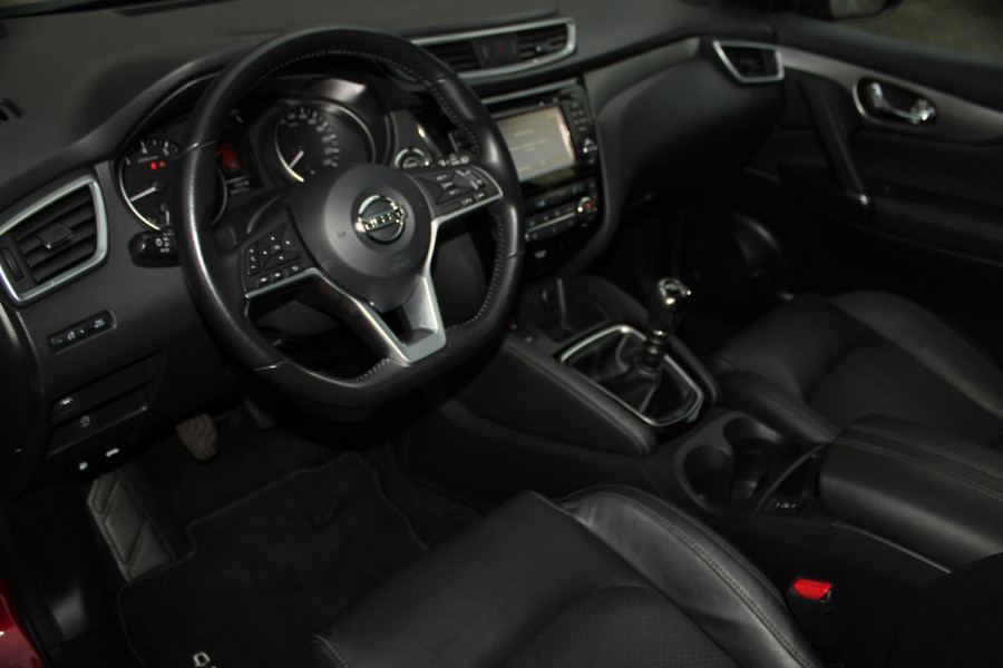 Nissan QASHQAI 1.2-115pk Tekna. Erg nette, luxe en betrouwbare hoogzitter ! Autm. airco, cruise control, 360gr camera, trekhaak, privacy glass, LM wielen, panoramadak, metallic lak, elektr. verstelb. best. stoel,  telefoonvoorb., navigatie, LED verlichting etc.