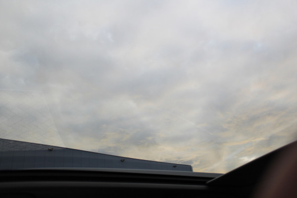 Nissan QASHQAI 1.2-115pk Tekna. Erg nette, luxe en betrouwbare hoogzitter ! Autm. airco, cruise control, 360gr camera, trekhaak, privacy glass, LM wielen, panoramadak, metallic lak, elektr. verstelb. best. stoel,  telefoonvoorb., navigatie, LED verlichting etc.