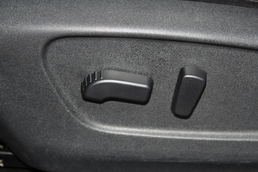 Nissan QASHQAI 1.2-115pk Tekna. Erg nette, luxe en betrouwbare hoogzitter ! Autm. airco, cruise control, 360gr camera, trekhaak, privacy glass, LM wielen, panoramadak, metallic lak, elektr. verstelb. best. stoel,  telefoonvoorb., navigatie, LED verlichting etc.