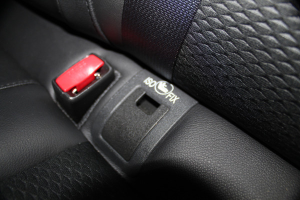 Nissan QASHQAI 1.2-115pk Tekna. Erg nette, luxe en betrouwbare hoogzitter ! Autm. airco, cruise control, 360gr camera, trekhaak, privacy glass, LM wielen, panoramadak, metallic lak, elektr. verstelb. best. stoel,  telefoonvoorb., navigatie, LED verlichting etc.