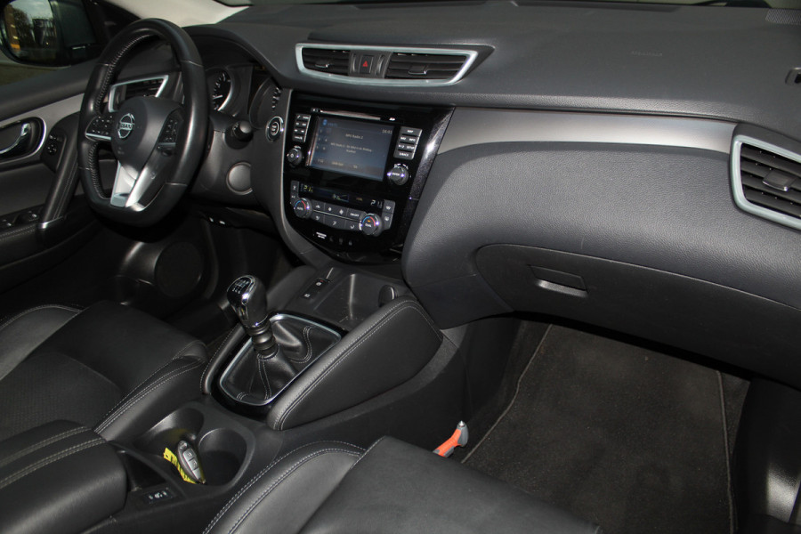 Nissan QASHQAI 1.2-115pk Tekna. Erg nette, luxe en betrouwbare hoogzitter ! Autm. airco, cruise control, 360gr camera, trekhaak, privacy glass, LM wielen, panoramadak, metallic lak, elektr. verstelb. best. stoel,  telefoonvoorb., navigatie, LED verlichting etc.