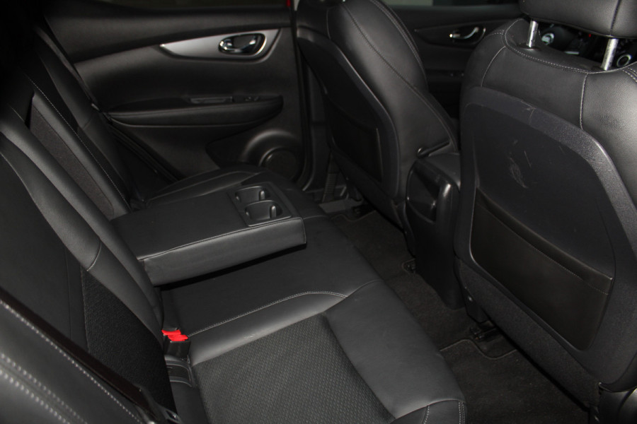 Nissan QASHQAI 1.2-115pk Tekna. Erg nette, luxe en betrouwbare hoogzitter ! Autm. airco, cruise control, 360gr camera, trekhaak, privacy glass, LM wielen, panoramadak, metallic lak, elektr. verstelb. best. stoel,  telefoonvoorb., navigatie, LED verlichting etc.