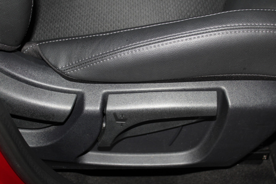 Nissan QASHQAI 1.2-115pk Tekna. Erg nette, luxe en betrouwbare hoogzitter ! Autm. airco, cruise control, 360gr camera, trekhaak, privacy glass, LM wielen, panoramadak, metallic lak, elektr. verstelb. best. stoel,  telefoonvoorb., navigatie, LED verlichting etc.