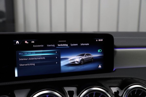 Mercedes-Benz A-Klasse 250e AMG | 218PK | Pano | Sfeerverlichting | Burmester | Multibeam | Leder | Distronic | Stuurwielverwarming | Trekhaak | 2024.