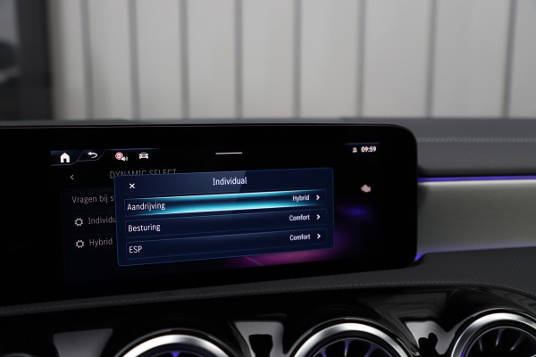 Mercedes-Benz A-Klasse 250e AMG | 218PK | Pano | Sfeerverlichting | Burmester | Multibeam | Leder | Distronic | Stuurwielverwarming | Trekhaak | 2024.