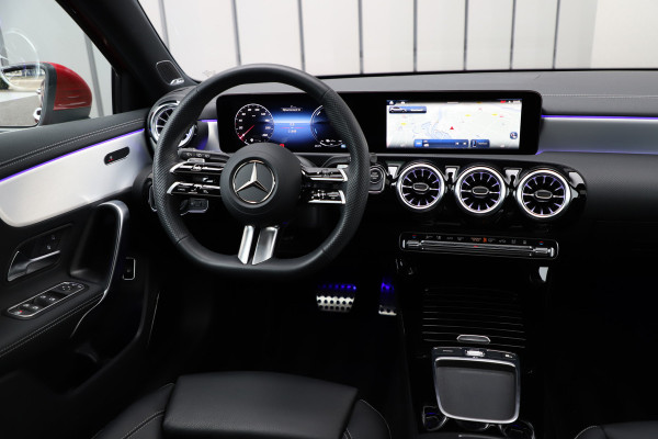 Mercedes-Benz A-Klasse 250e AMG | 218PK | Pano | Sfeerverlichting | Burmester | Multibeam | Leder | Distronic | Stuurwielverwarming | Trekhaak | 2024.