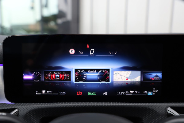 Mercedes-Benz A-Klasse 250e AMG | 218PK | Pano | Sfeerverlichting | Burmester | Multibeam | Leder | Distronic | Stuurwielverwarming | Trekhaak | 2024.