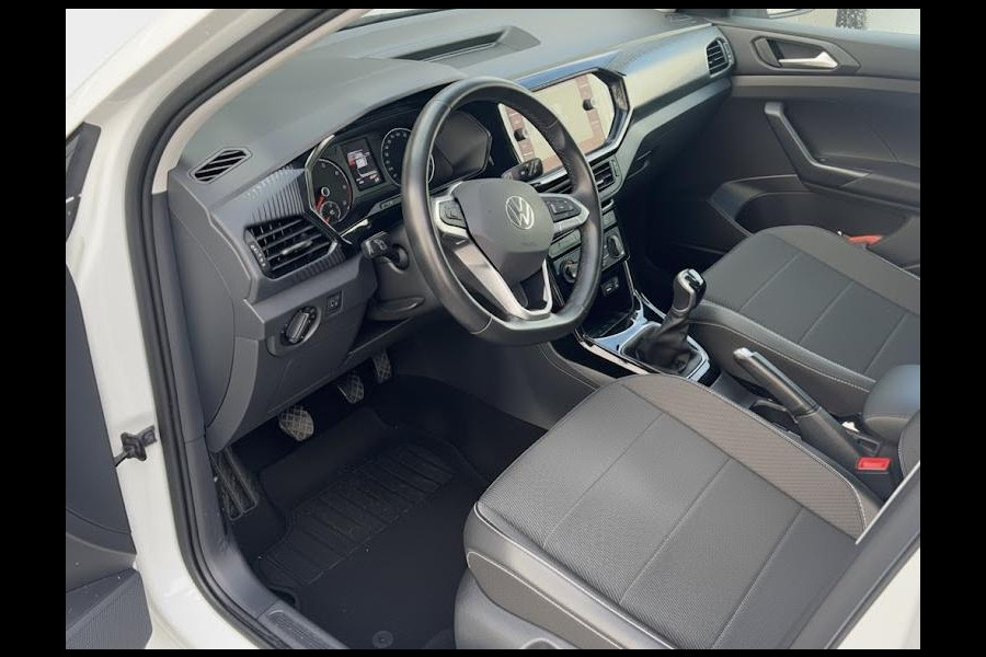 Volkswagen T-Cross 1.0 TSI Life 95 PK | Navigatie | Parkeersensoren voor en achter |