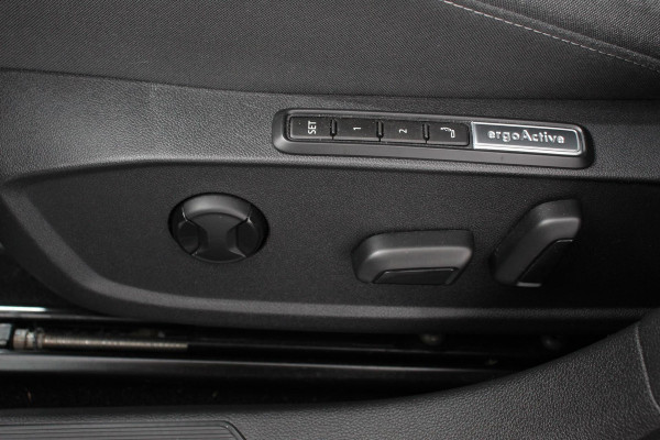 Volkswagen Golf 1.5 eTSI 150pk DSG Style | Navigatie | Apple Carplay/Android Auto | Parkeersensoren | Camera | Park Assist | Adaptive Cruise Control | Blind Spot Assist | Stoel- en stuurverwarming | Ledverlichting | Virtual Cockpit | Lane Assist | Climatronic