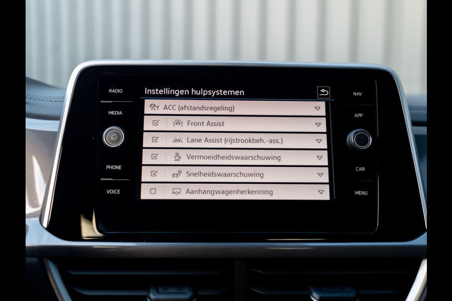 Volkswagen T-Roc 1.5 TSI 150Pk DSG Style | Trekhaak afnb. | IQ Light | Allseason banden | Prijs Rijklaar!!