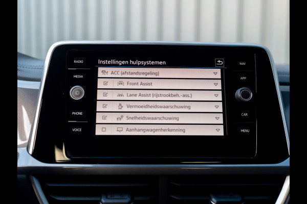 Volkswagen T-Roc 1.5 TSI 150Pk DSG Style | Trekhaak afnb. | IQ Light | Allseason banden | Prijs Rijklaar!!