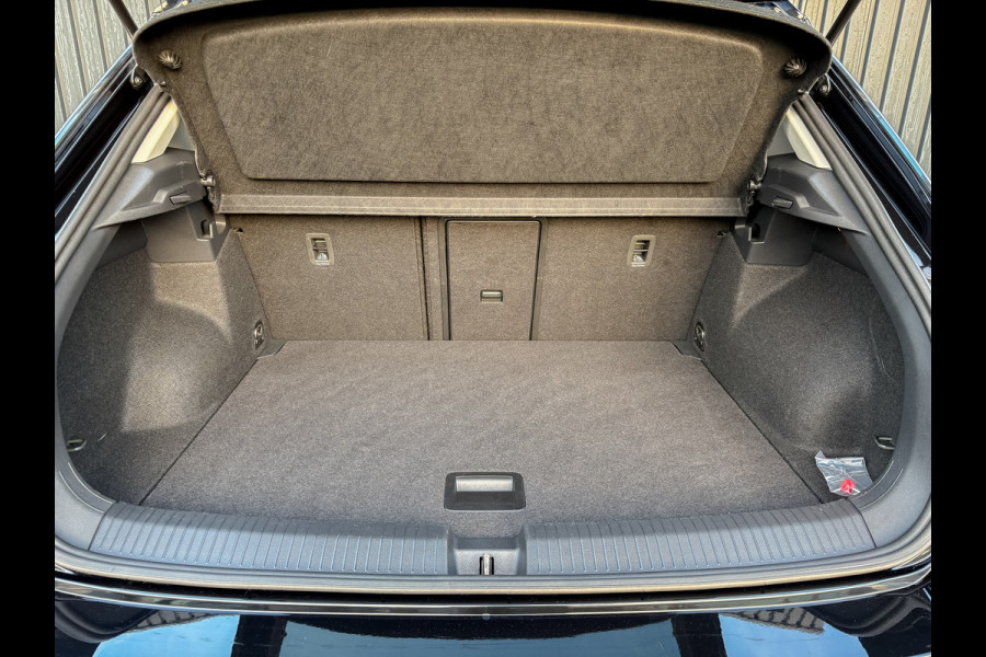 Volkswagen T-Roc 1.5 TSI 150Pk DSG Style | Trekhaak afnb. | IQ Light | Allseason banden | Prijs Rijklaar!!