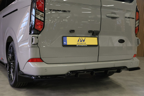 Ford Transit Custom 320 2.0 TDCI 150PK L2H1 DC LIMITED | BPM VRIJ | L+R Schuifdeur | ACC | Blind Spot | Navigatie | Camera | CarPlay | Lane Assist | | Raptor Edition | Trekhaak | Glaslook panelen | 6-Zitter | Dubbel Cabine | MODELJAAR 2025 | Verlengde fabrieksgarantie tot 12-2029