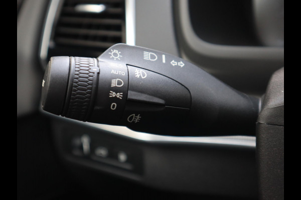 Volvo XC90 2.0 T8 Twin Engine AWD Inscription Automaat / 7 Persoons / Panoramadak / Harman Kardon / Comfortstoelen / Trekhaak / 20 Inch / Stoelverwarming / Achteruitrijcamera / LED / Elektrisch Verstelbare Stoelen