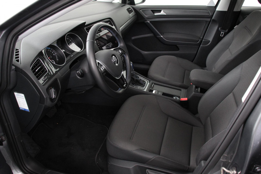 Volkswagen e-Golf Edition | Navigatie | Climate Control | Cruise control adaptief | Parkeer sensoren | Lichtmetalen Velgen 17" | Extra getint glas