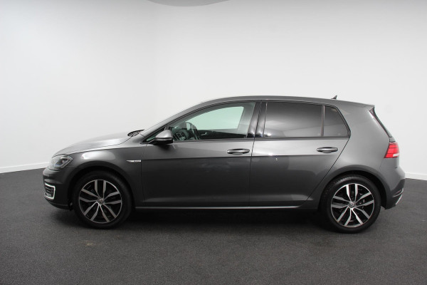 Volkswagen e-Golf Edition | Navigatie | Climate Control | Cruise control adaptief | Parkeer sensoren | Lichtmetalen Velgen 17" | Extra getint glas