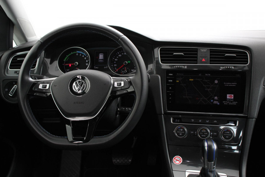 Volkswagen e-Golf Edition | Navigatie | Climate Control | Cruise control adaptief | Parkeer sensoren | Lichtmetalen Velgen 17" | Extra getint glas