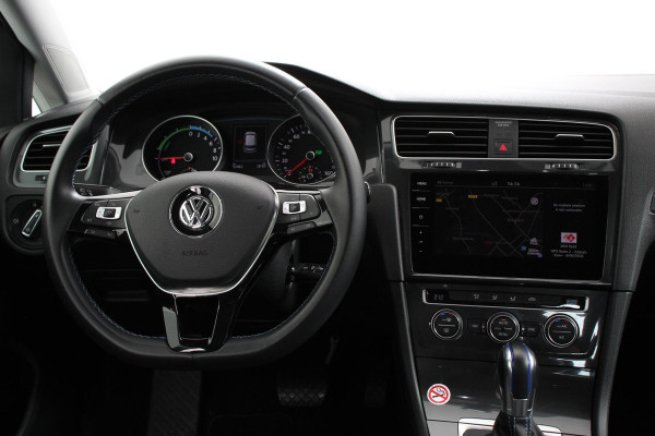 Volkswagen e-Golf Edition | Navigatie | Climate Control | Cruise control adaptief | Parkeer sensoren | Lichtmetalen Velgen 17" | Extra getint glas