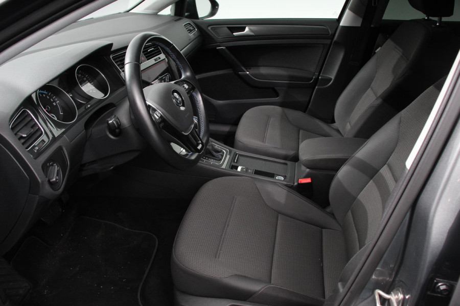 Volkswagen e-Golf Edition | Navigatie | Climate Control | Cruise control adaptief | Parkeer sensoren | Lichtmetalen Velgen 17" | Extra getint glas