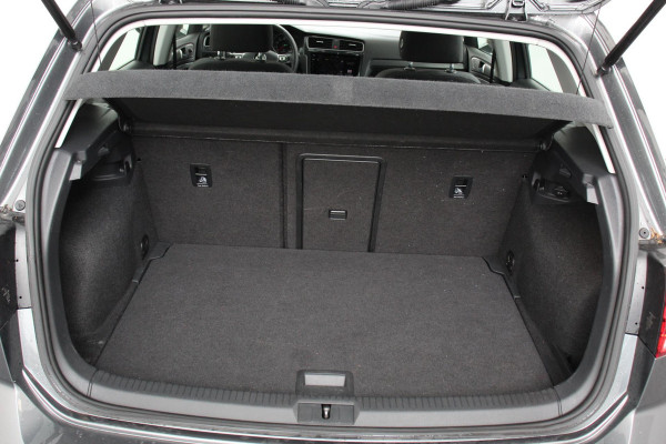 Volkswagen e-Golf Edition | Navigatie | Climate Control | Cruise control adaptief | Parkeer sensoren | Lichtmetalen Velgen 17" | Extra getint glas