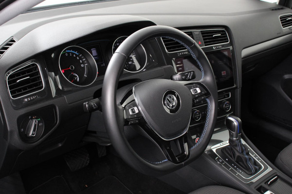 Volkswagen e-Golf Edition | Navigatie | Climate Control | Cruise control adaptief | Parkeer sensoren | Lichtmetalen Velgen 17" | Extra getint glas