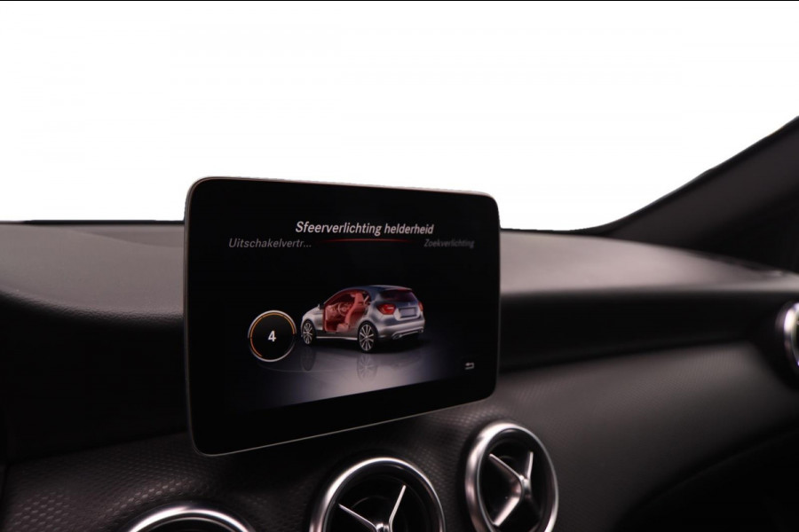 Mercedes-Benz A-Klasse 180 AMG-Line Pano Sportstoelen Led Navi Camera Parkeersensor V+A Cruise Control Sfeerverlichting