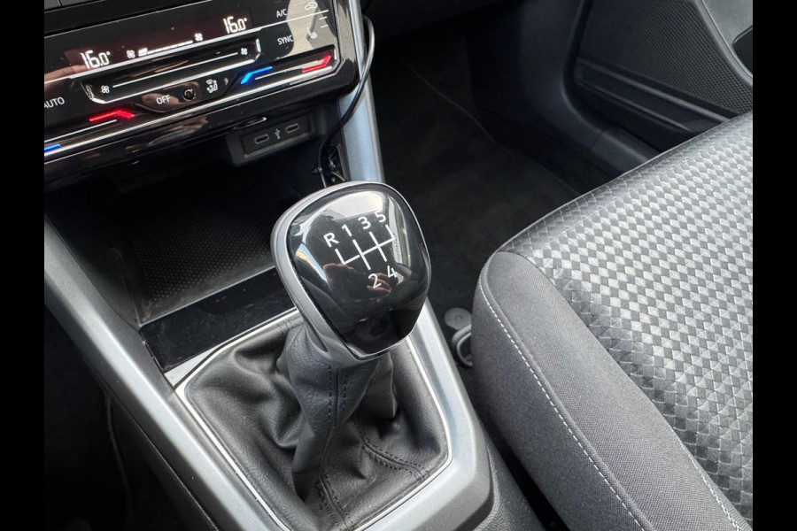 Volkswagen T-Cross 1.0 TSI GO | Stoelverwarming, Apple carplay/Android auto, Adaptive cruise control, Navigatie, Parkeersensoren