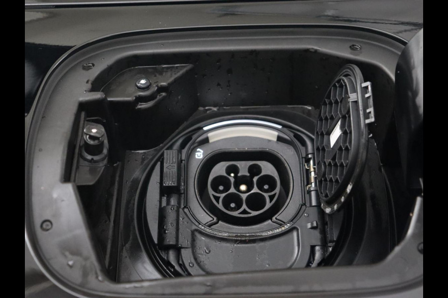 Mercedes-Benz CLA-Klasse Shooting Brake 250e AMG Night | Stoelverwarming | 360 camera | Carplay | Leder/Alcantara | Full LED | Navigatie | Full LED | Park Assist | PHEV | Plug In