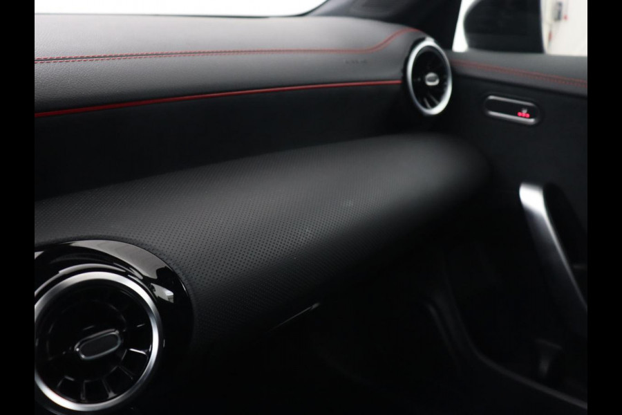 Mercedes-Benz CLA-Klasse Shooting Brake 250e AMG Night | Stoelverwarming | 360 camera | Carplay | Leder/Alcantara | Full LED | Navigatie | Full LED | Park Assist | PHEV | Plug In