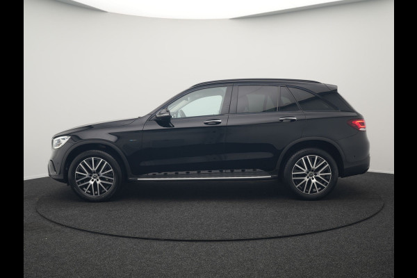 Mercedes-Benz GLC 300e 4MATIC Premium Plug In Hybrid 320pk Dealer O.H PHEV | Adaptive Cruise | Trekhaak af Fabriek | 360 Camera | Night Pakket | Sidesteps | 19"L.M | Keyless | Apple Carplay | Lederen Sportstoelen Verwarmd | Navigatie |