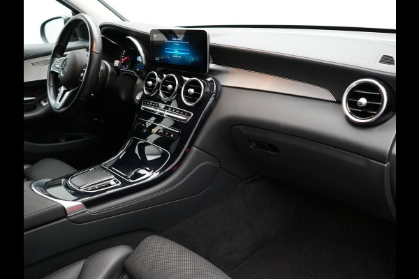 Mercedes-Benz GLC 300e 4MATIC Premium Plug In Hybrid 320pk Dealer O.H PHEV | Adaptive Cruise | Trekhaak af Fabriek | 360 Camera | Night Pakket | Sidesteps | 19"L.M | Keyless | Apple Carplay | Lederen Sportstoelen Verwarmd | Navigatie |