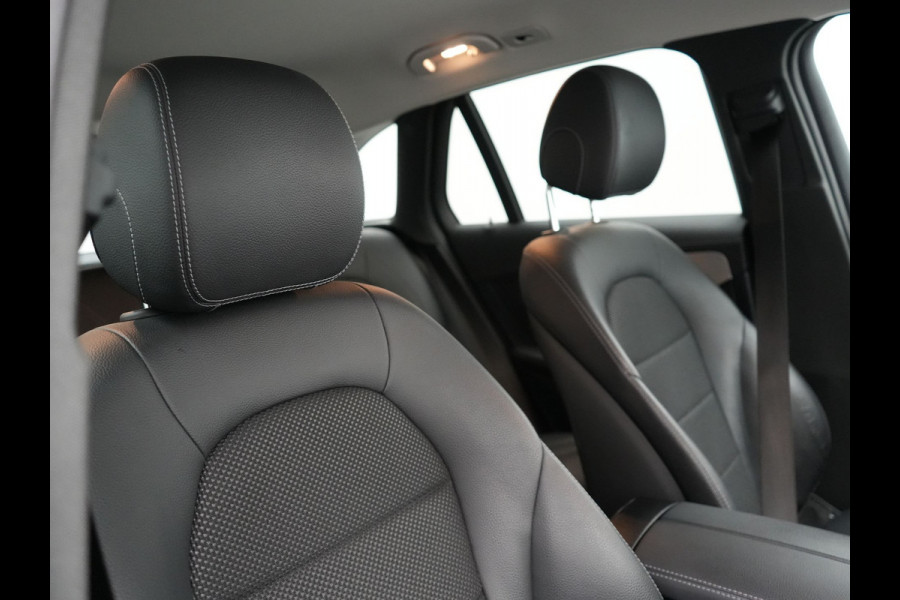 Mercedes-Benz GLC 300e 4MATIC Premium Plug In Hybrid 320pk Dealer O.H PHEV | Adaptive Cruise | Trekhaak af Fabriek | 360 Camera | Night Pakket | Sidesteps | 19"L.M | Keyless | Apple Carplay | Lederen Sportstoelen Verwarmd | Navigatie |