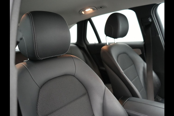 Mercedes-Benz GLC 300e 4MATIC Premium Plug In Hybrid 320pk Dealer O.H PHEV | Adaptive Cruise | Trekhaak af Fabriek | 360 Camera | Night Pakket | Sidesteps | 19"L.M | Keyless | Apple Carplay | Lederen Sportstoelen Verwarmd | Navigatie |