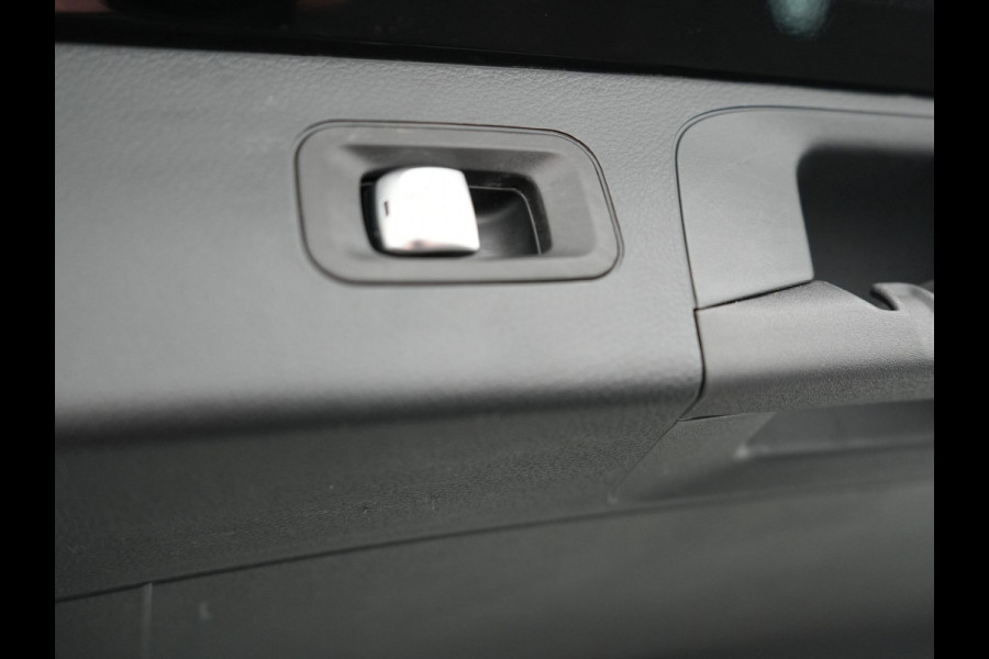 Mercedes-Benz GLC 300e 4MATIC Premium Plug In Hybrid 320pk Dealer O.H PHEV | Adaptive Cruise | Trekhaak af Fabriek | 360 Camera | Night Pakket | Sidesteps | 19"L.M | Keyless | Apple Carplay | Lederen Sportstoelen Verwarmd | Navigatie |