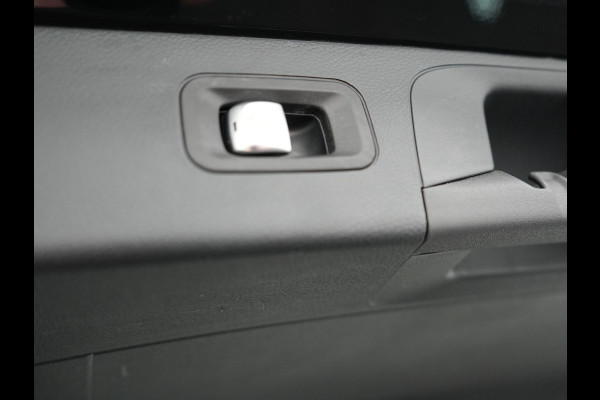 Mercedes-Benz GLC 300e 4MATIC Premium Plug In Hybrid 320pk Dealer O.H PHEV | Adaptive Cruise | Trekhaak af Fabriek | 360 Camera | Night Pakket | Sidesteps | 19"L.M | Keyless | Apple Carplay | Lederen Sportstoelen Verwarmd | Navigatie |