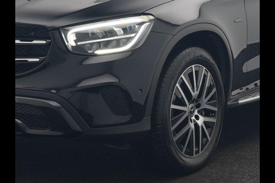 Mercedes-Benz GLC 300e 4MATIC Premium Plug In Hybrid 320pk Dealer O.H PHEV | Adaptive Cruise | Trekhaak af Fabriek | 360 Camera | Night Pakket | Sidesteps | 19"L.M | Keyless | Apple Carplay | Lederen Sportstoelen Verwarmd | Navigatie |