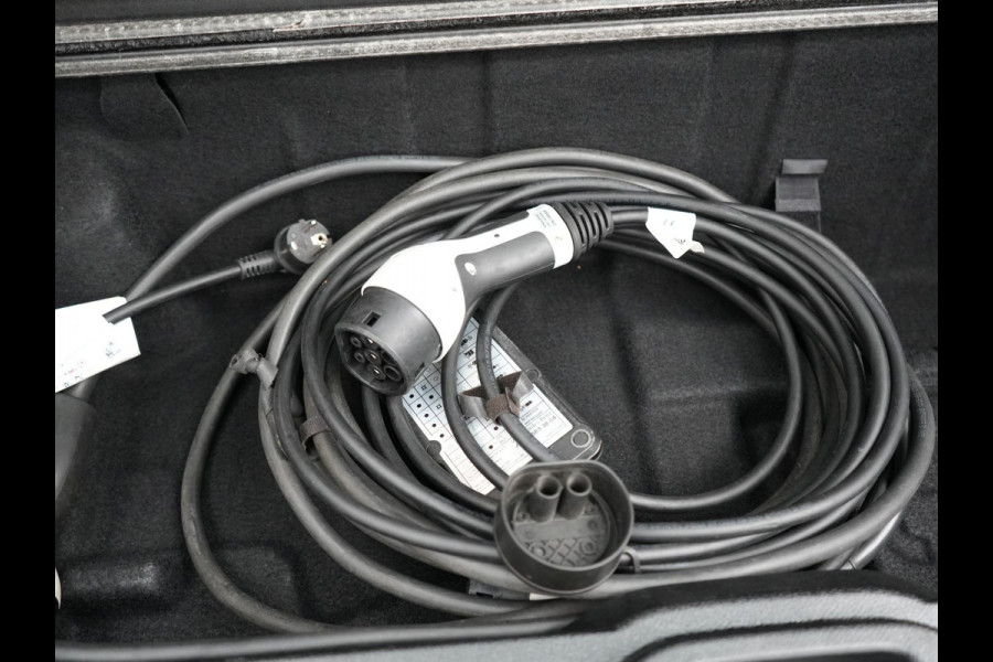 Mercedes-Benz GLC 300e 4MATIC Premium Plug In Hybrid 320pk Dealer O.H PHEV | Adaptive Cruise | Trekhaak af Fabriek | 360 Camera | Night Pakket | Sidesteps | 19"L.M | Keyless | Apple Carplay | Lederen Sportstoelen Verwarmd | Navigatie |