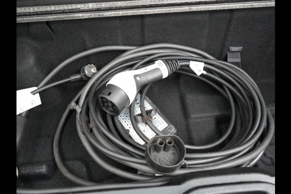 Mercedes-Benz GLC 300e 4MATIC Premium Plug In Hybrid 320pk Dealer O.H PHEV | Adaptive Cruise | Trekhaak af Fabriek | 360 Camera | Night Pakket | Sidesteps | 19"L.M | Keyless | Apple Carplay | Lederen Sportstoelen Verwarmd | Navigatie |