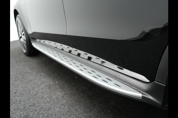 Mercedes-Benz GLC 300e 4MATIC Premium Plug In Hybrid 320pk Dealer O.H PHEV | Adaptive Cruise | Trekhaak af Fabriek | 360 Camera | Night Pakket | Sidesteps | 19"L.M | Keyless | Apple Carplay | Lederen Sportstoelen Verwarmd | Navigatie |