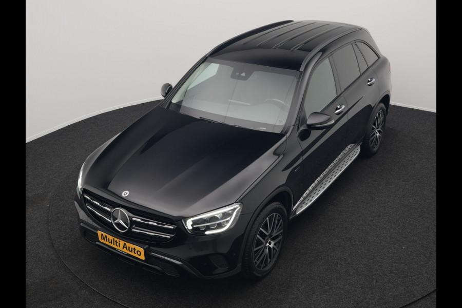 Mercedes-Benz GLC 300e 4MATIC Premium Plug In Hybrid 320pk Dealer O.H PHEV | Adaptive Cruise | Trekhaak af Fabriek | 360 Camera | Night Pakket | Sidesteps | 19"L.M | Keyless | Apple Carplay | Lederen Sportstoelen Verwarmd | Navigatie |