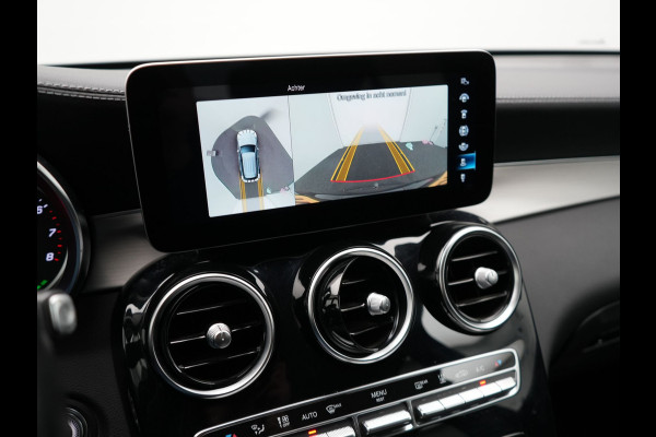 Mercedes-Benz GLC 300e 4MATIC Premium Plug In Hybrid 320pk Dealer O.H PHEV | Adaptive Cruise | Trekhaak af Fabriek | 360 Camera | Night Pakket | Sidesteps | 19"L.M | Keyless | Apple Carplay | Lederen Sportstoelen Verwarmd | Navigatie |